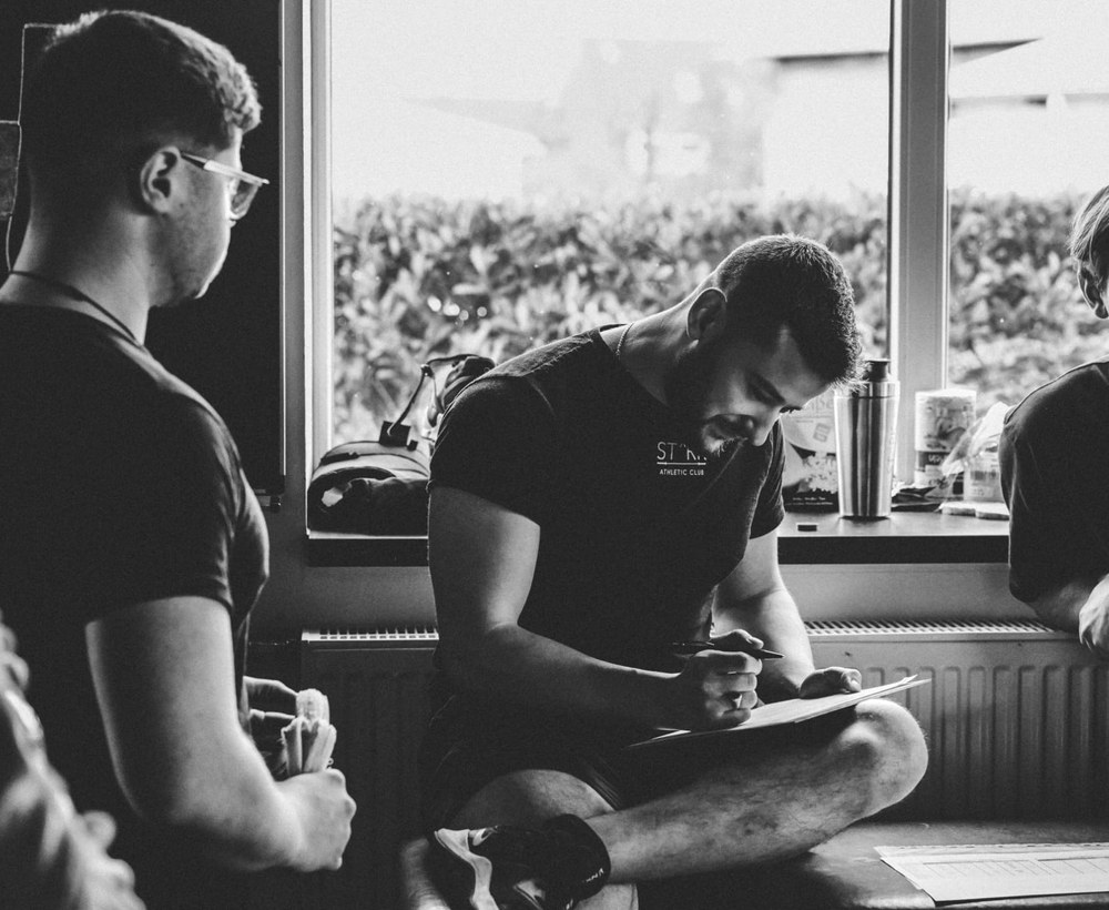 Trainer schreibt einen Trainingsplan im STARK Athletic Club Wunstorf