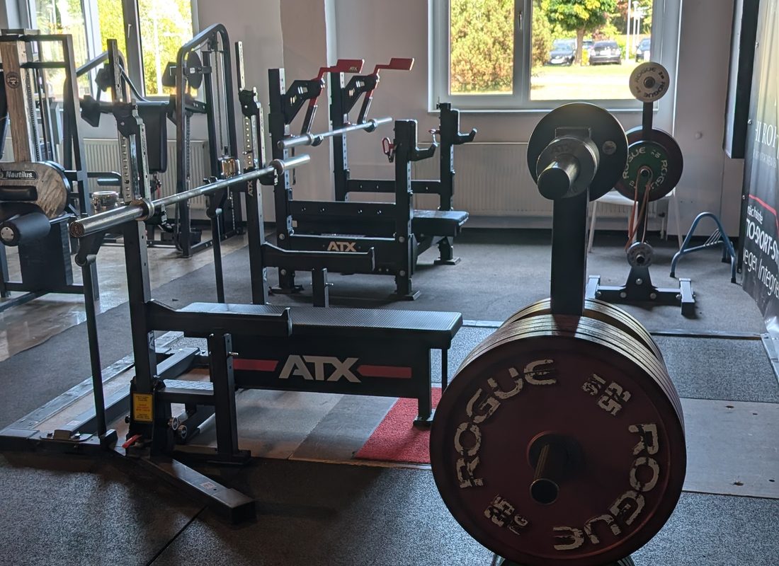 Wettkampfbank und Combo-Rack von ATX mit Rogue-Hantelscheiben im Fitnessstudio Wunstorf