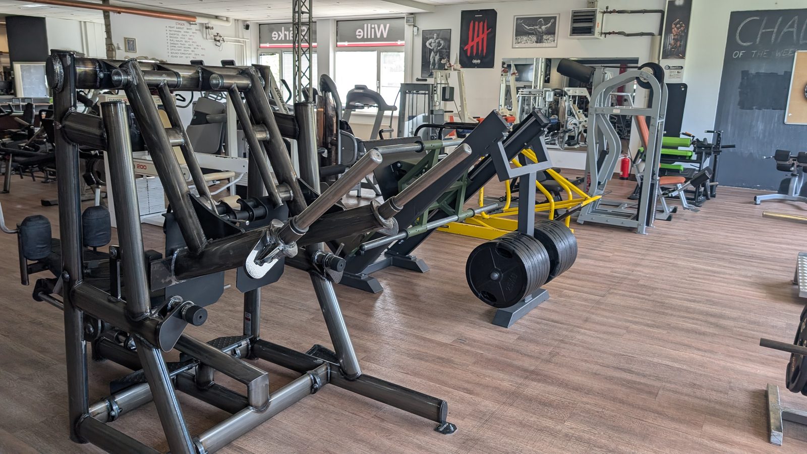 Vier verschiedene Beinpressen nebeneinander im STARK Athletic Club Wunstorf