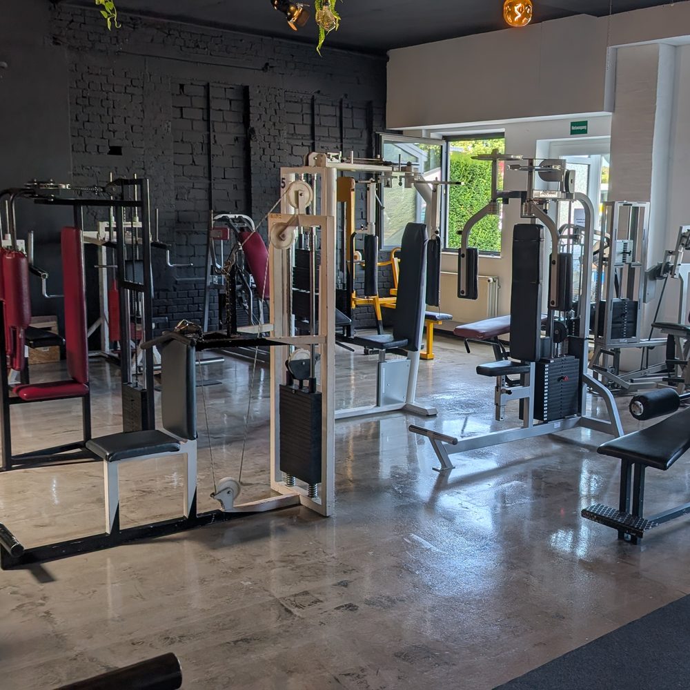 Wettkampfraum im STARK Athletic Club Wunstorf mit Vintage-Kraftgeräten von Nautilus und Life Fitness